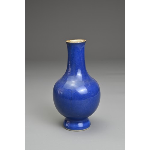 4 - A CHINESE BLUE GLAZED PORCELAIN BOTTLE VASE, 18/19TH CENTURY. Of baluster form on slightly splayed f... 