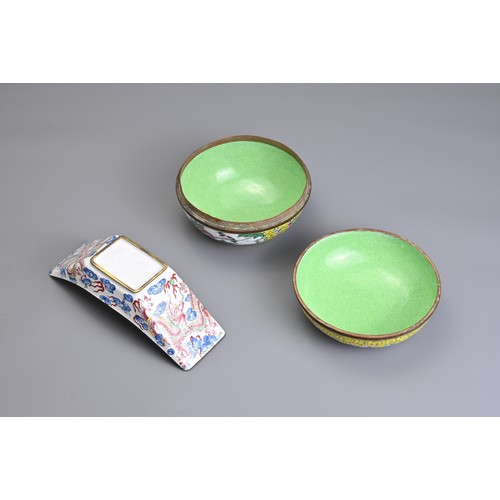 7 - TWO CHINESE CANTON ENAMEL ITEMS, EARLY 20TH CENTURY. To include a yellow ground box and cover decora... 