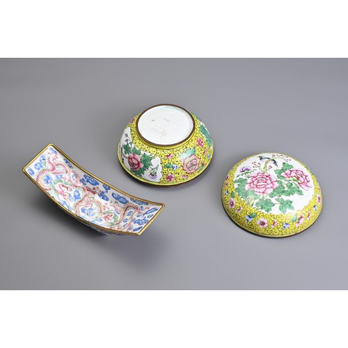 7 - TWO CHINESE CANTON ENAMEL ITEMS, EARLY 20TH CENTURY. To include a yellow ground box and cover decora... 