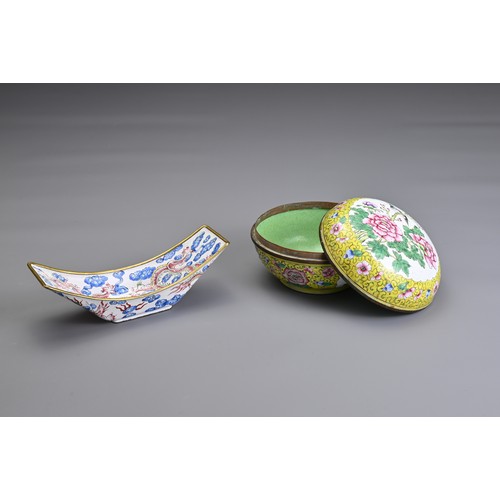 7 - TWO CHINESE CANTON ENAMEL ITEMS, EARLY 20TH CENTURY. To include a yellow ground box and cover decora... 