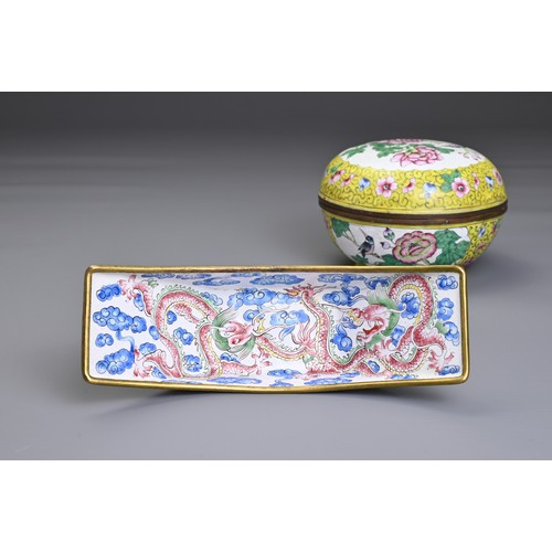 7 - TWO CHINESE CANTON ENAMEL ITEMS, EARLY 20TH CENTURY. To include a yellow ground box and cover decora... 