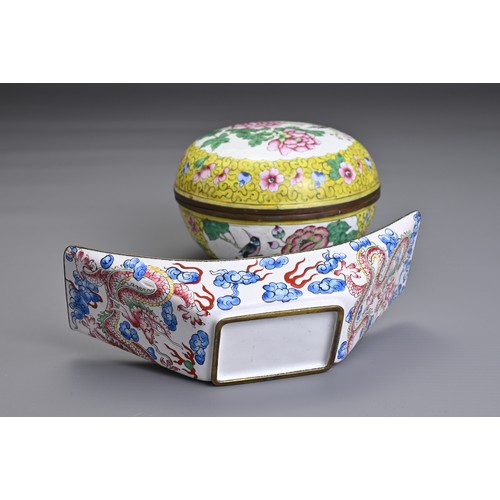 7 - TWO CHINESE CANTON ENAMEL ITEMS, EARLY 20TH CENTURY. To include a yellow ground box and cover decora... 