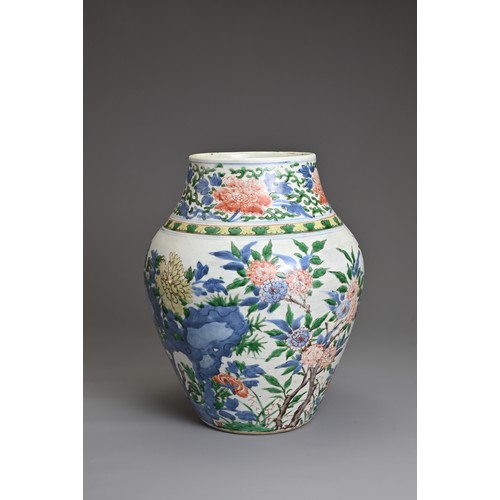 18 - A CHINESE WUCAI PORCELAIN JAR, QING DYNASTY 17TH CENTURY. Ovoid form with rounded shoulders leading ... 