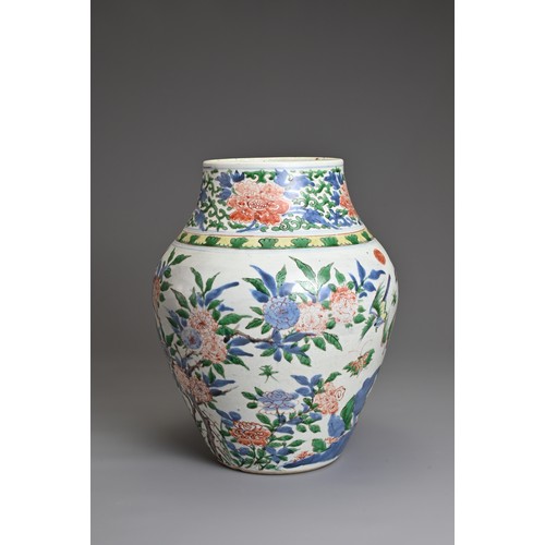 18 - A CHINESE WUCAI PORCELAIN JAR, QING DYNASTY 17TH CENTURY. Ovoid form with rounded shoulders leading ... 