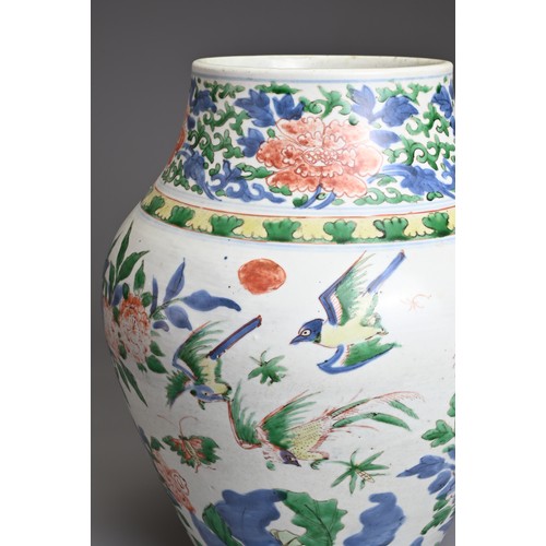 18 - A CHINESE WUCAI PORCELAIN JAR, QING DYNASTY 17TH CENTURY. Ovoid form with rounded shoulders leading ... 