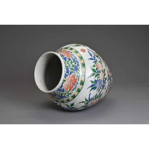 18 - A CHINESE WUCAI PORCELAIN JAR, QING DYNASTY 17TH CENTURY. Ovoid form with rounded shoulders leading ... 