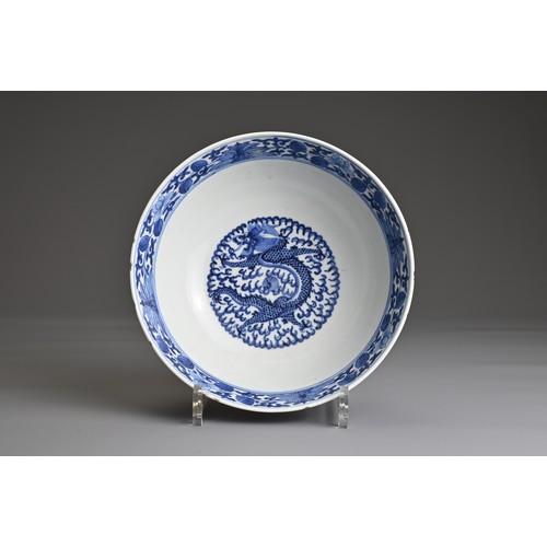 21 - A CHINESE BLUE AND WHITE PORCELAIN BOWL, 19TH CENTURY. Decorated to the exterior with two dragons am... 