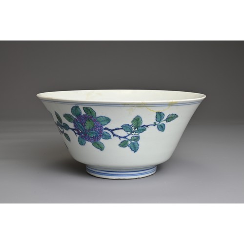 25 - A CHINESE DOUCAI PORCELAIN BOWL, LATE 18TH CENTURY.  With straight sides leading into a slightly fla... 