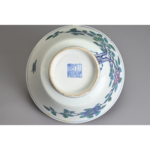 25 - A CHINESE DOUCAI PORCELAIN BOWL, LATE 18TH CENTURY.  With straight sides leading into a slightly fla... 