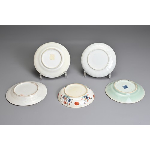 34 - A GROUP OF CHINESE EXPORT PORCELAIN DISHES, 18/20TH CENTURY. To include a Kangxi Imari dish; Three 1... 