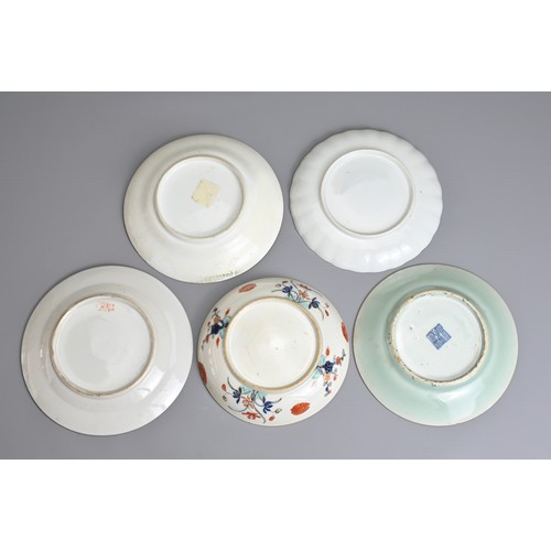 34 - A GROUP OF CHINESE EXPORT PORCELAIN DISHES, 18/20TH CENTURY. To include a Kangxi Imari dish; Three 1... 