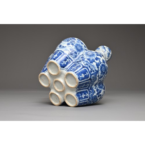 39 - A CHINESE BLUE AND WHITE PORCELAIN TULIP VASE, MID 19TH CENTURY. With five compartments around the b... 