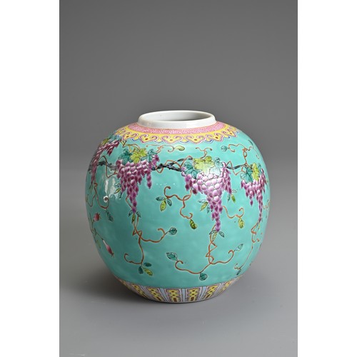 42 - A CHINESE DAYAZHAI TYPE TURQUOISE GROUND JAR, EARLY 20TH CENTURY. Decorated with bird amongst grape ... 