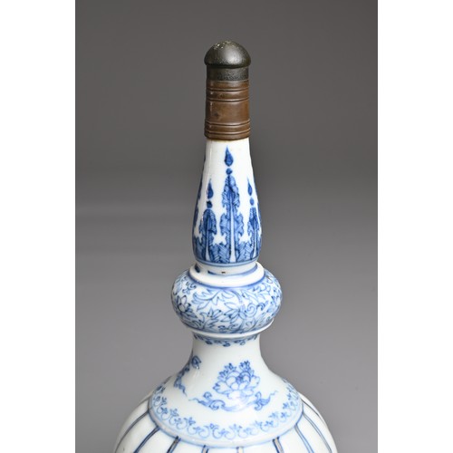 47 - A CHINESE BLUE AND WHITE PORCELAIN ROSEWATER SPRINKLER, KANGXI, 18TH CENTURY. For the Islamic market... 