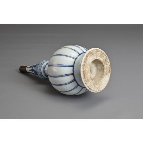 47 - A CHINESE BLUE AND WHITE PORCELAIN ROSEWATER SPRINKLER, KANGXI, 18TH CENTURY. For the Islamic market... 