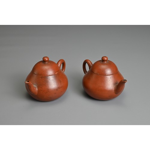 59 - A PAIR OF SMALL CHINESE YIXING POTTERY TEAPOTS, MENG CHENG MARK. Undecorated with inscribed poem to ... 