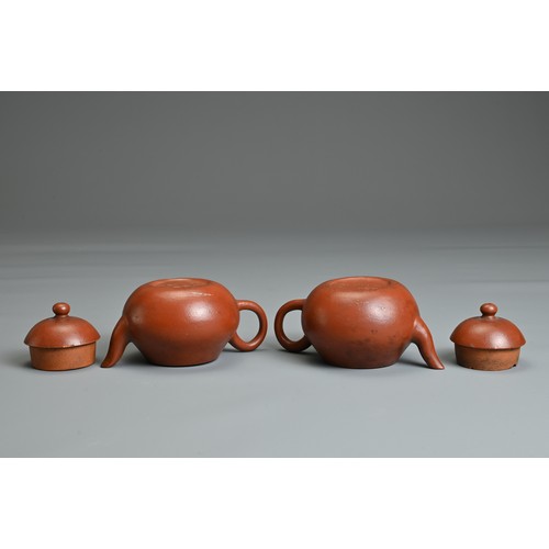 59 - A PAIR OF SMALL CHINESE YIXING POTTERY TEAPOTS, MENG CHENG MARK. Undecorated with inscribed poem to ... 