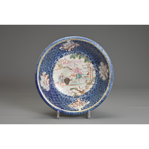 64 - A CHINESE QIANLONG EXPORT PORCELAIN BOWL, 18TH CENTURY. Underglaze blue and famille rose decoration ... 