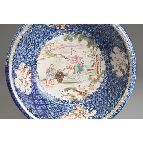 64 - A CHINESE QIANLONG EXPORT PORCELAIN BOWL, 18TH CENTURY. Underglaze blue and famille rose decoration ... 