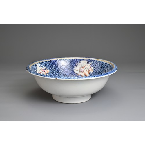 64 - A CHINESE QIANLONG EXPORT PORCELAIN BOWL, 18TH CENTURY. Underglaze blue and famille rose decoration ... 