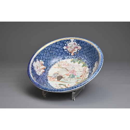 64 - A CHINESE QIANLONG EXPORT PORCELAIN BOWL, 18TH CENTURY. Underglaze blue and famille rose decoration ... 