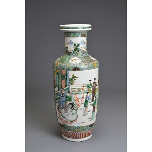 82 - A LARGE CHINESE FAMILLE VERTE PORCELAIN ROULEAU VASE, 19/20TH CENTURY. Decorated with various figure... 