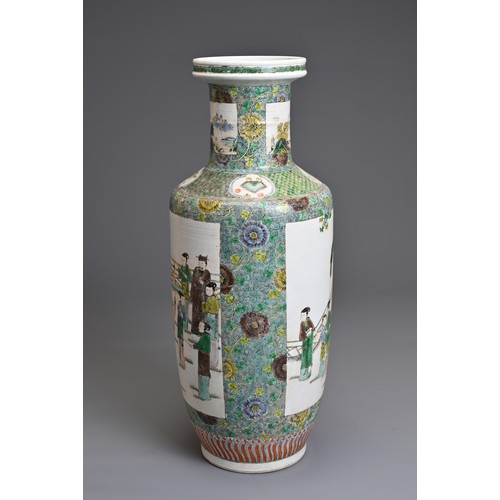 82 - A LARGE CHINESE FAMILLE VERTE PORCELAIN ROULEAU VASE, 19/20TH CENTURY. Decorated with various figure... 