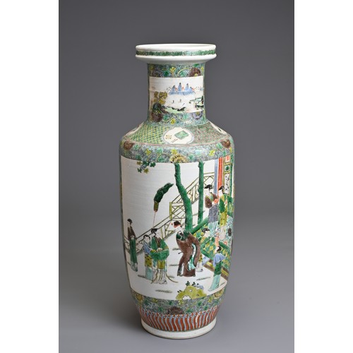 82 - A LARGE CHINESE FAMILLE VERTE PORCELAIN ROULEAU VASE, 19/20TH CENTURY. Decorated with various figure... 