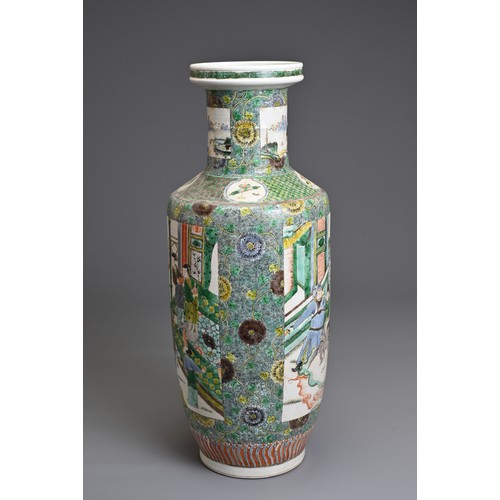 82 - A LARGE CHINESE FAMILLE VERTE PORCELAIN ROULEAU VASE, 19/20TH CENTURY. Decorated with various figure... 