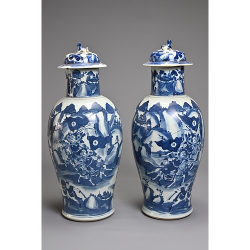 87 - A PAIR OF CHINESE BLUE AND WHITE PORCELAIN VASES AND COVERS, 19TH CENTURY. Decorated with battle sce... 