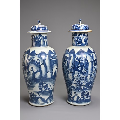 87 - A PAIR OF CHINESE BLUE AND WHITE PORCELAIN VASES AND COVERS, 19TH CENTURY. Decorated with battle sce... 