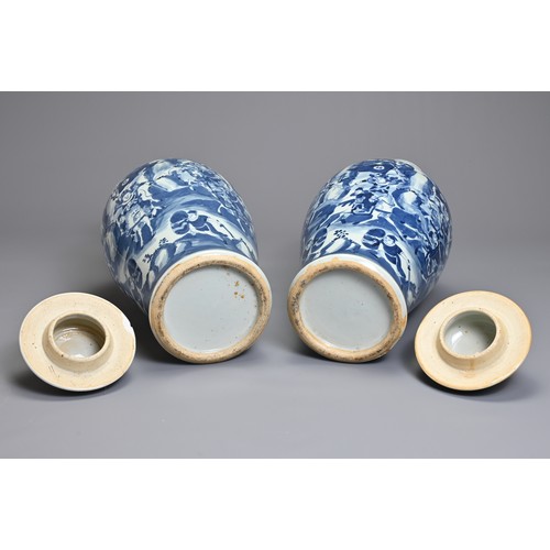 87 - A PAIR OF CHINESE BLUE AND WHITE PORCELAIN VASES AND COVERS, 19TH CENTURY. Decorated with battle sce... 