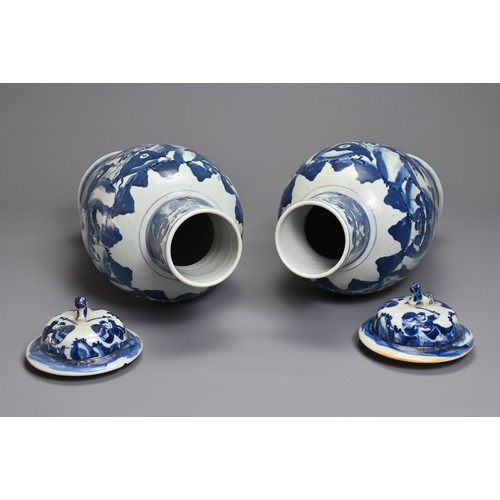 87 - A PAIR OF CHINESE BLUE AND WHITE PORCELAIN VASES AND COVERS, 19TH CENTURY. Decorated with battle sce... 