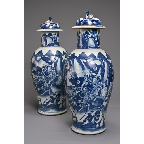 87 - A PAIR OF CHINESE BLUE AND WHITE PORCELAIN VASES AND COVERS, 19TH CENTURY. Decorated with battle sce... 