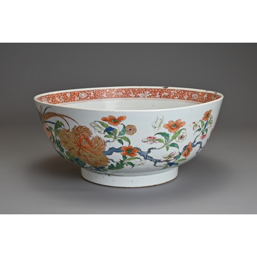 88 - A LARGE CHINESE FAMILLE VERTE EXPORT PORCELAIN PUNCH BOWL, KANGXI, 18TH CENTURY. Decorated with phea... 