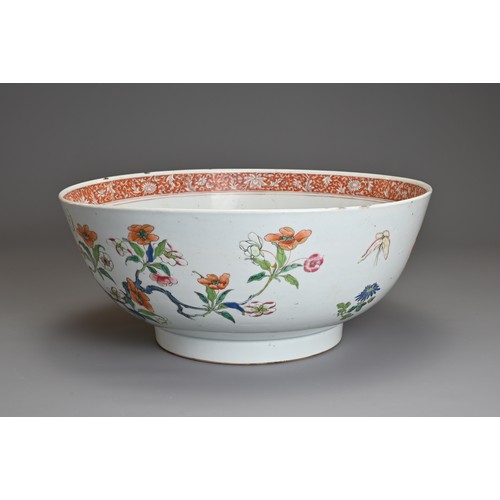 88 - A LARGE CHINESE FAMILLE VERTE EXPORT PORCELAIN PUNCH BOWL, KANGXI, 18TH CENTURY. Decorated with phea... 