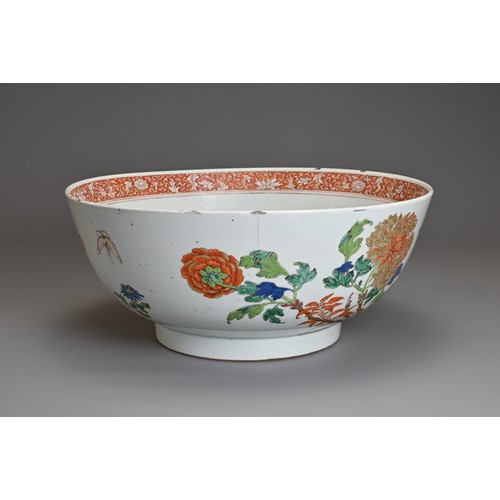 88 - A LARGE CHINESE FAMILLE VERTE EXPORT PORCELAIN PUNCH BOWL, KANGXI, 18TH CENTURY. Decorated with phea... 