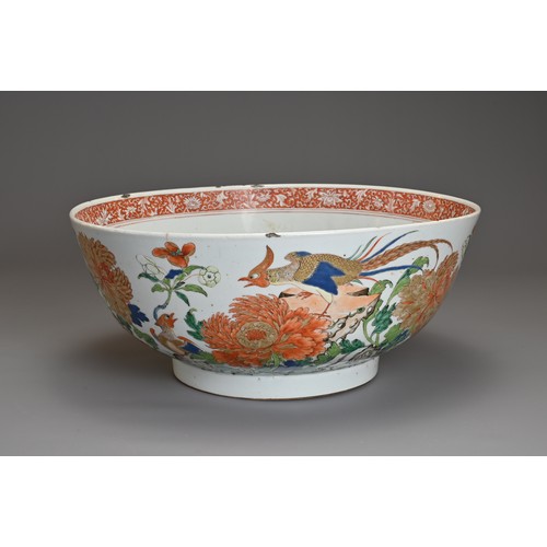 88 - A LARGE CHINESE FAMILLE VERTE EXPORT PORCELAIN PUNCH BOWL, KANGXI, 18TH CENTURY. Decorated with phea... 