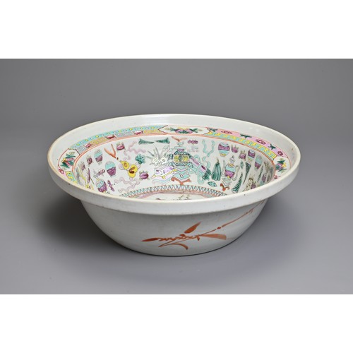 91 - A LARGE CHINESE FAMILLE ROSE ENAMELLED PORCELAIN BASIN, 19TH CENTURY. Rounded sides with a stepped r... 