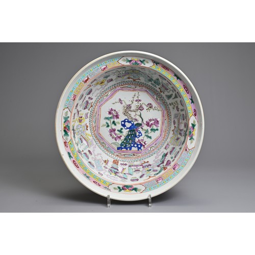 91 - A LARGE CHINESE FAMILLE ROSE ENAMELLED PORCELAIN BASIN, 19TH CENTURY. Rounded sides with a stepped r... 