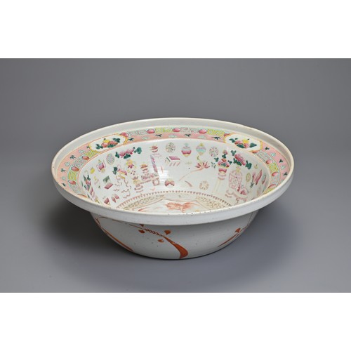 92 - A LARGE CHINESE FAMILLE ROSE ENAMELLED PORCELAIN BASIN, 19TH CENTURY. Rounded body with stepped rim,... 