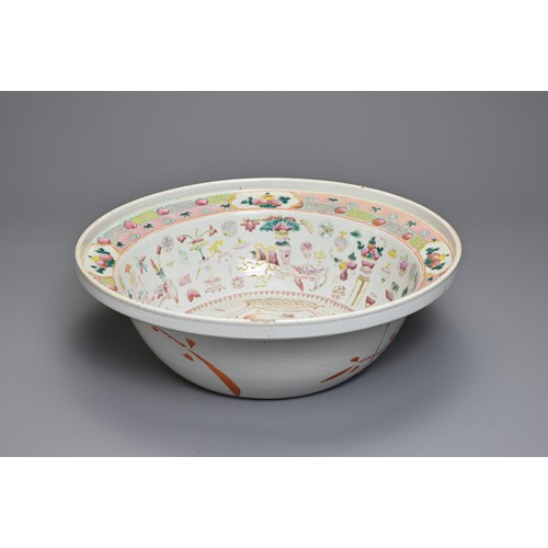 92 - A LARGE CHINESE FAMILLE ROSE ENAMELLED PORCELAIN BASIN, 19TH CENTURY. Rounded body with stepped rim,... 