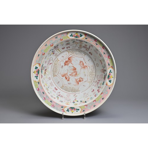 92 - A LARGE CHINESE FAMILLE ROSE ENAMELLED PORCELAIN BASIN, 19TH CENTURY. Rounded body with stepped rim,... 