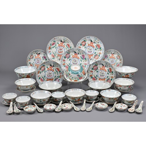 95 - A CHINESE FAMILLE ROSE PORCELAIN DINNER SERVICE, TONGZHI, 19TH CENTURY. Service for five persons com... 