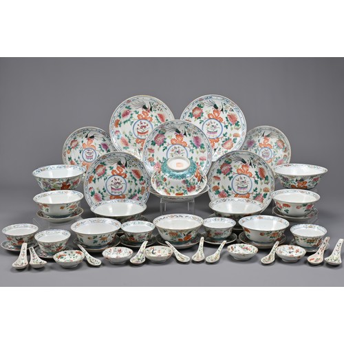 95 - A CHINESE FAMILLE ROSE PORCELAIN DINNER SERVICE, TONGZHI, 19TH CENTURY. Service for five persons com... 