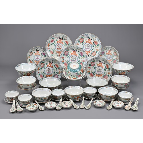 95 - A CHINESE FAMILLE ROSE PORCELAIN DINNER SERVICE, TONGZHI, 19TH CENTURY. Service for five persons com... 