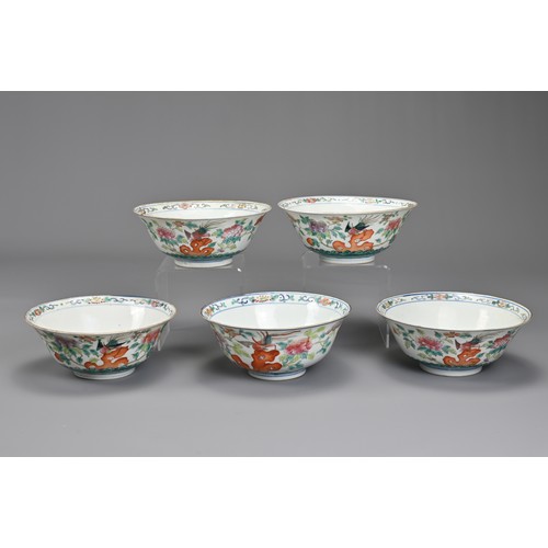 95 - A CHINESE FAMILLE ROSE PORCELAIN DINNER SERVICE, TONGZHI, 19TH CENTURY. Service for five persons com... 