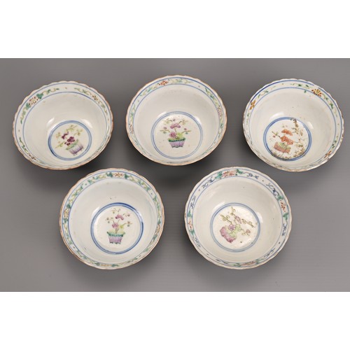 95 - A CHINESE FAMILLE ROSE PORCELAIN DINNER SERVICE, TONGZHI, 19TH CENTURY. Service for five persons com... 