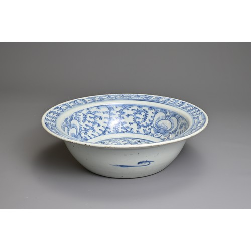 94 - A CHINESE BLUE AND WHITE PORCELAIN BASIN, 19TH CENTURY. Rounded body with everted rim decorated with... 