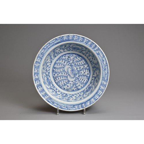 94 - A CHINESE BLUE AND WHITE PORCELAIN BASIN, 19TH CENTURY. Rounded body with everted rim decorated with... 